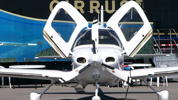 西锐sr22私人飞机是漂亮国西锐公司生产的高性能单发固定翼飞机,畅销